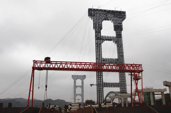 1488963188075058356.jpg 六景郁江特大桥缆索吊装塔架主体_副本.jpg
