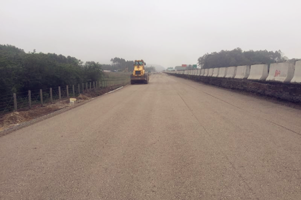 1490012526216054302.png 柳南改扩建8标旧线未拆分碎石填筑施工现场_副本.png