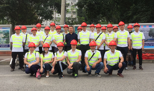 1493128542776000879.jpg 图三:大学路3标项目员工.jpg