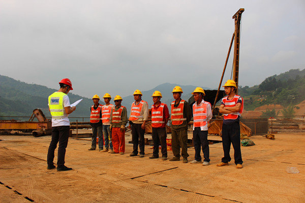 1493694740496003535.jpg 红水河特大桥首根桩基技术交底现场_副本.jpg