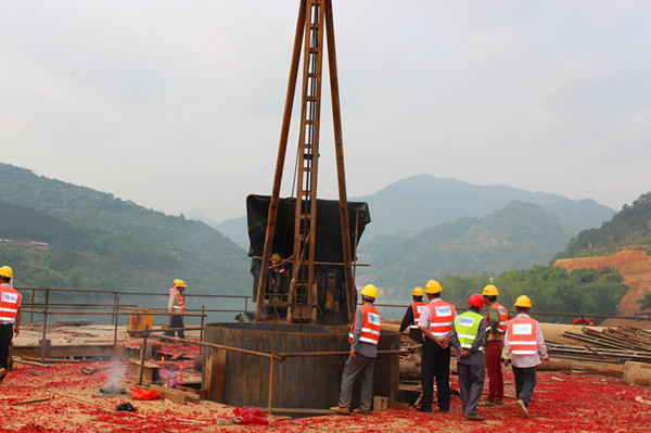 1493694881734044447.jpg 红水河特大桥首根桩基施工现场_副本.jpg